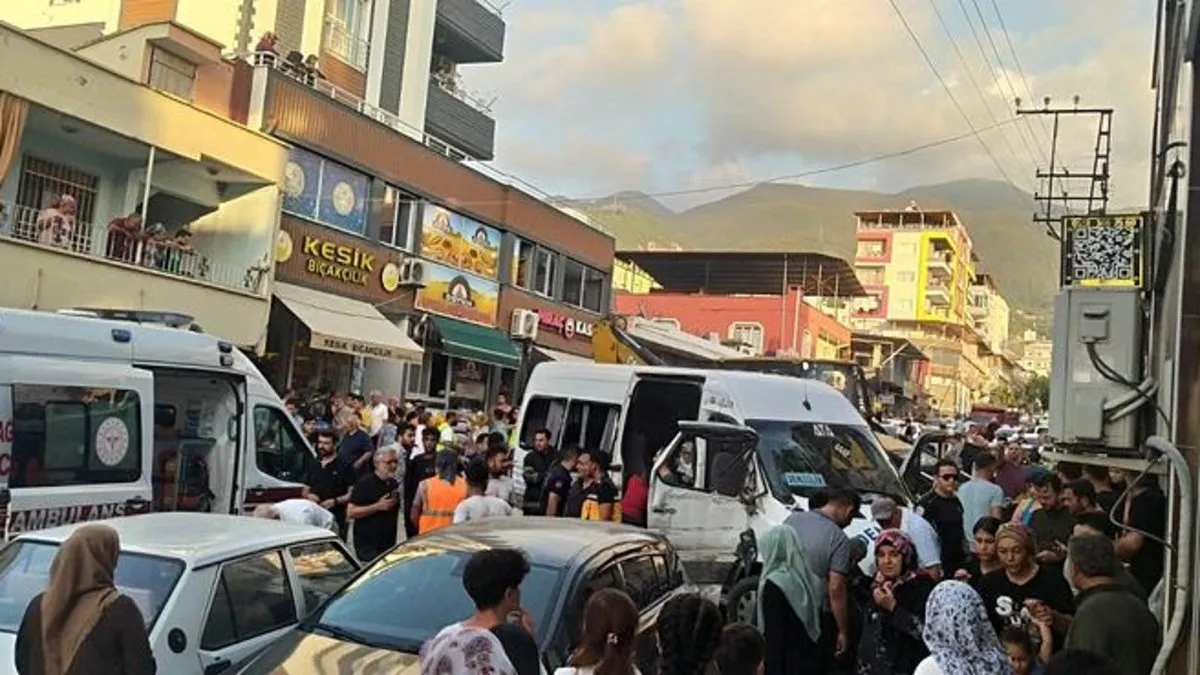 Freni arızalanan kepçe 7 araca çarptı: 8 yaralı
