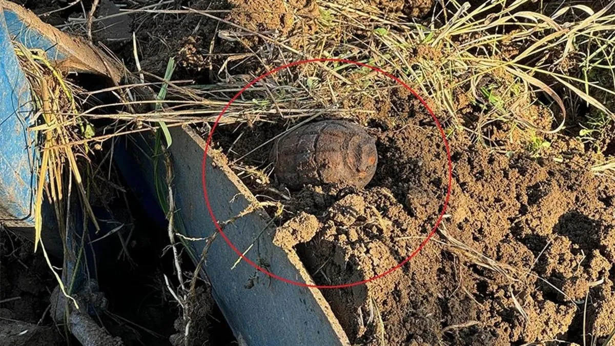 Traktörünün pulluğuna el bombası takıldı