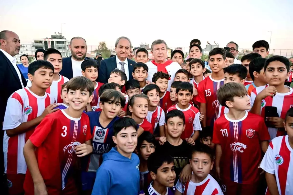 Başköy Mahallesi’nde Çocuklara Modern Futbol Sahası