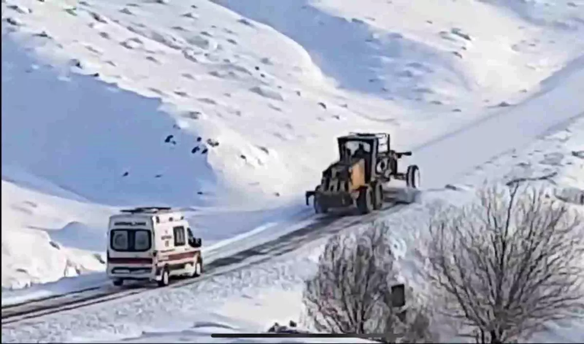 Elazığ’da hasta vatandaş için yol açıldı