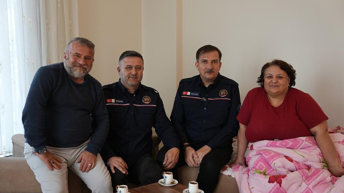 Enkazın altında verdiği kahve sözünü ikinci yılda tuttu!